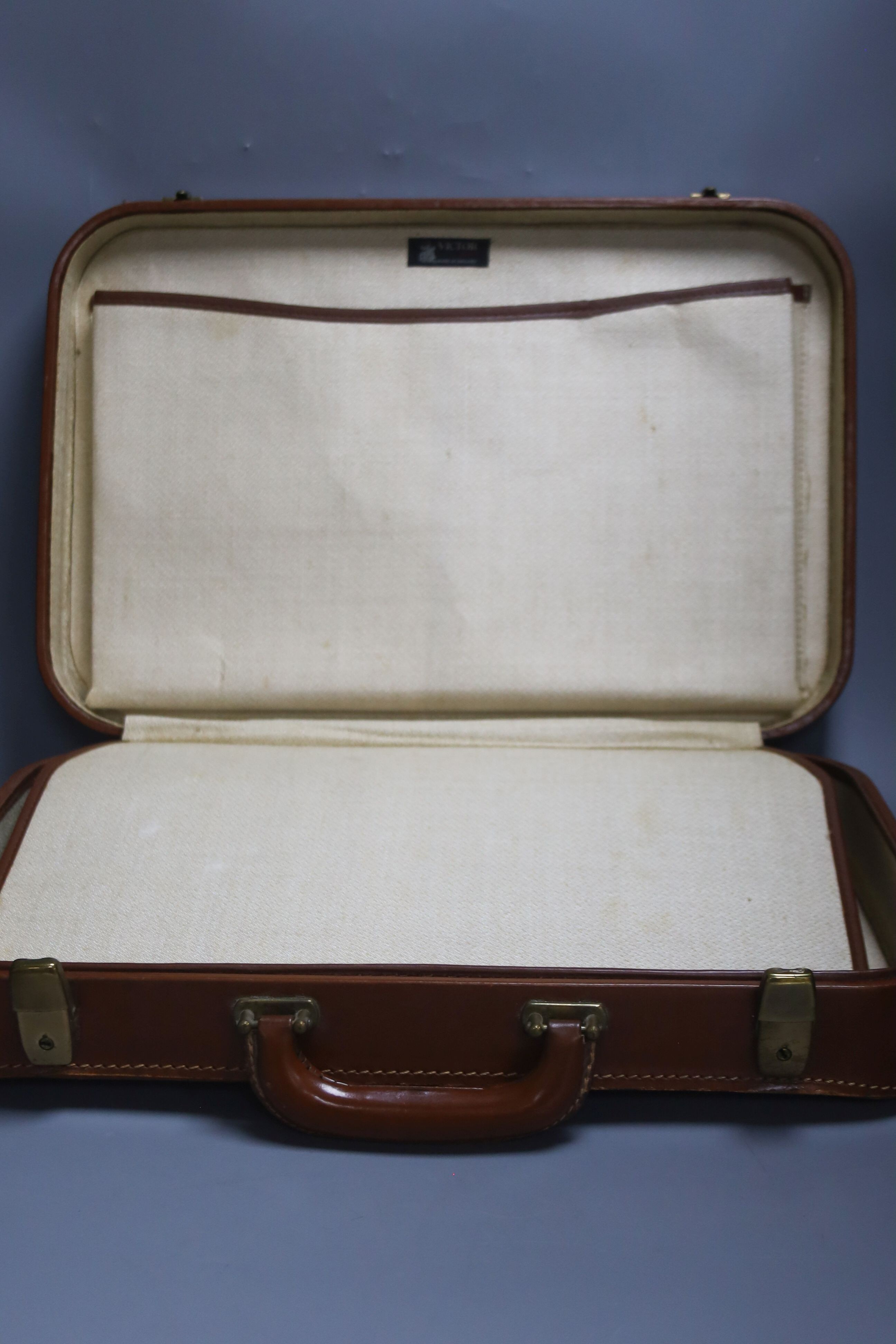 A 1950's Victor tan leather case